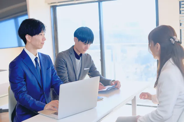 若い男性と女性が会話している様子