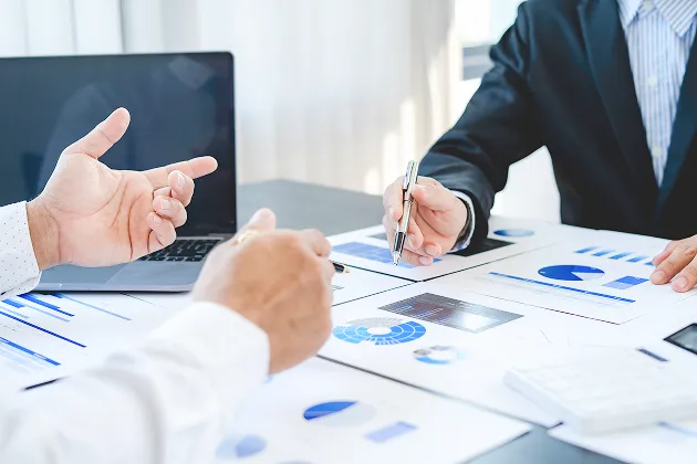 資料を広げながら打ち合わせをしている様子