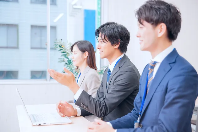 男性と女性が並んで打ち合わせしている様子