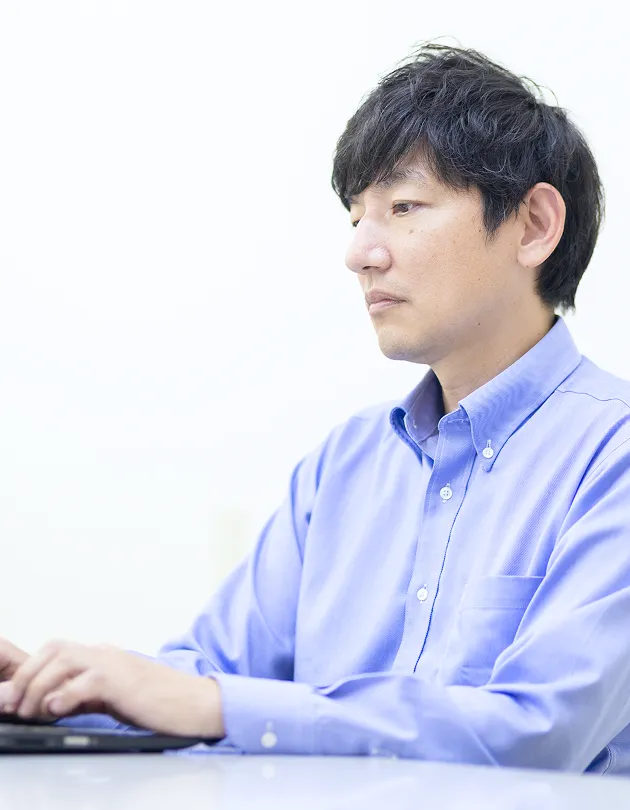 営業職 M.Tさんがパソコンを操作している様子