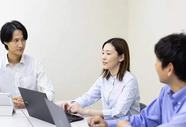 事務職 S.Uさんが他の社員さんと柔らかい雰囲気で界隈している様子