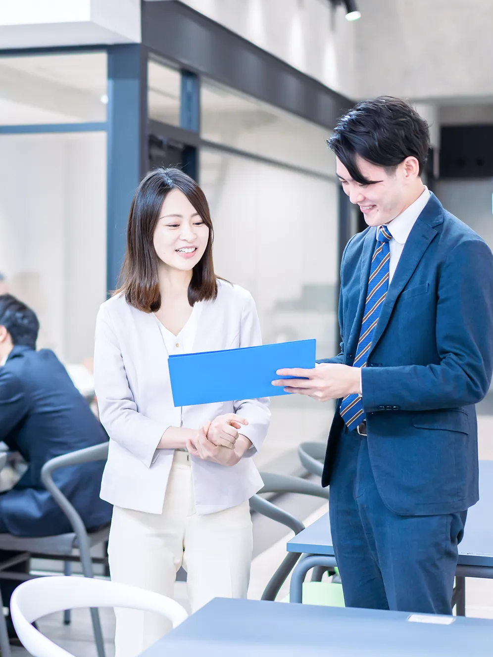 女性と男性が立ちながら会話している様子